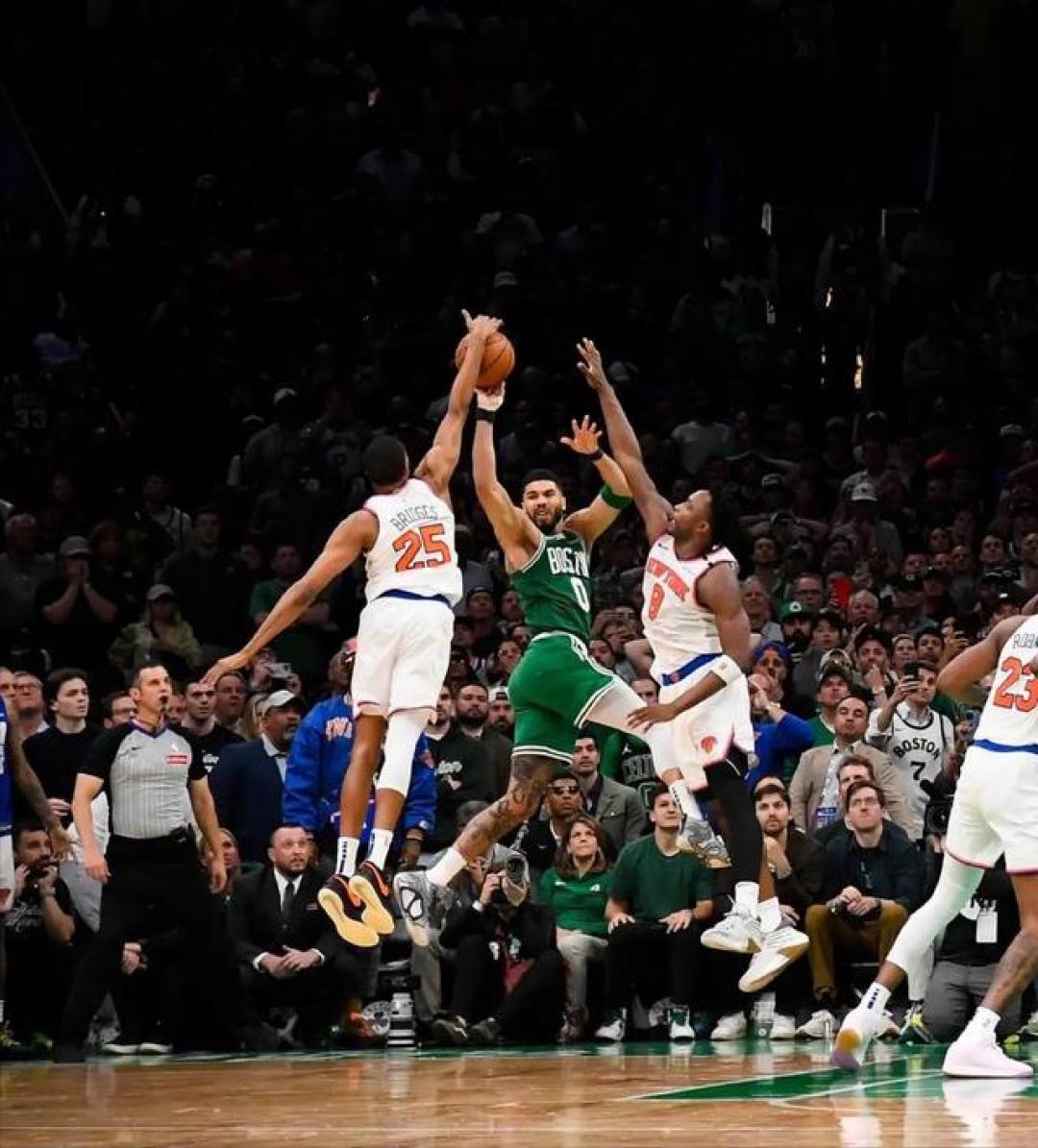爱游戏中国-纽约尼克斯发布备战花絮，加时末段强势反弹，NBA季后赛任务艰巨，球探报告显示潜力的简单介绍